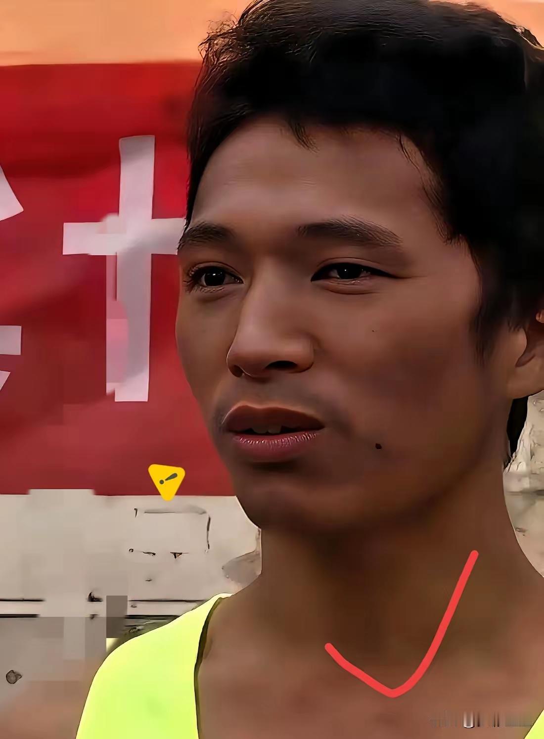 小野孩的爸爸李先生是一个大学本科毕业,人长的还可以。当高知父母遇上"野孩子":教