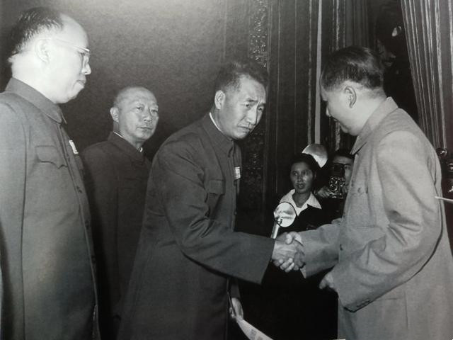 向前回忆说，两大红军主力会师，毛主席多次说，会师了,要讲团结，不要批评。可是张闻