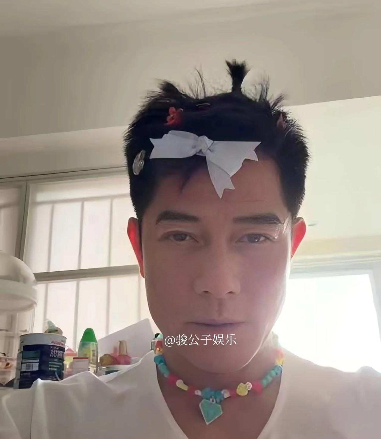 郭富城在社交平台分享了一张自己被女儿“打理”后的自拍照，配文：“今天二宝给爸爸做