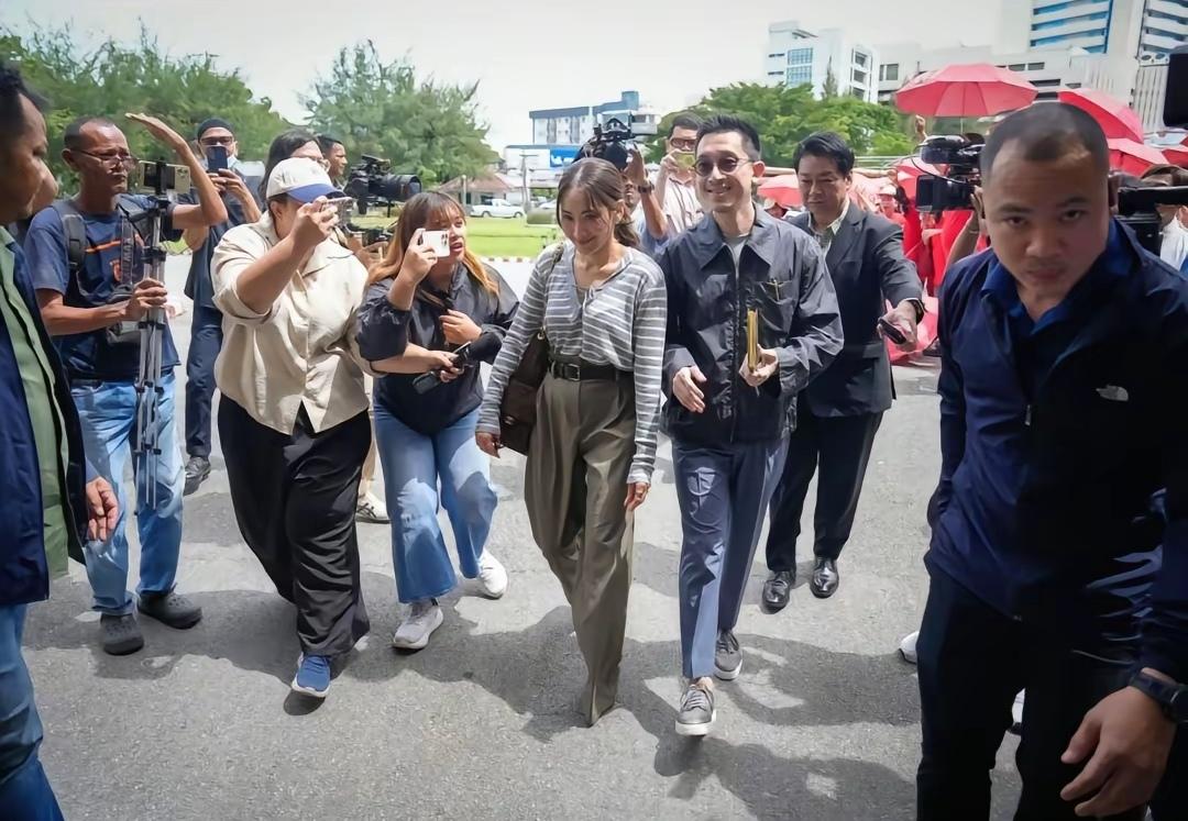 泰国他信从9月9日被监禁后，又有了新动向，他已经向国王提出特赦申请。他信入狱