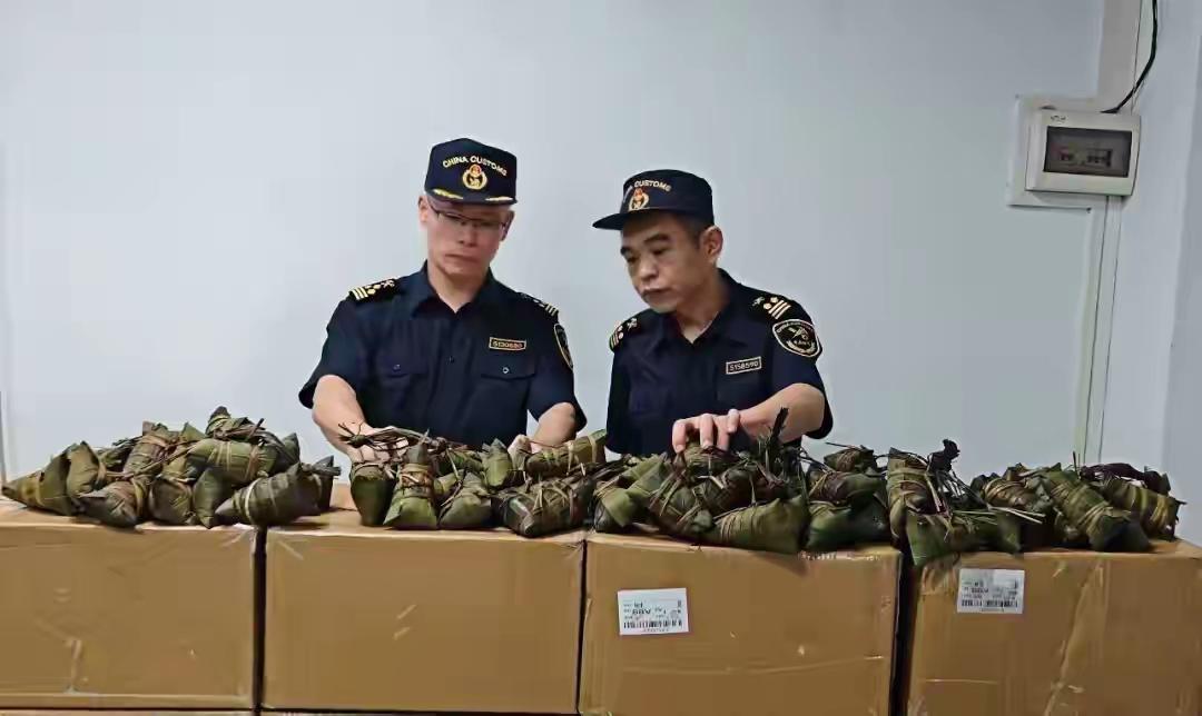 近日广州海关所属清远海关在跨境电商出口渠道开展查验时，发现一票申报为“气泡袋、防