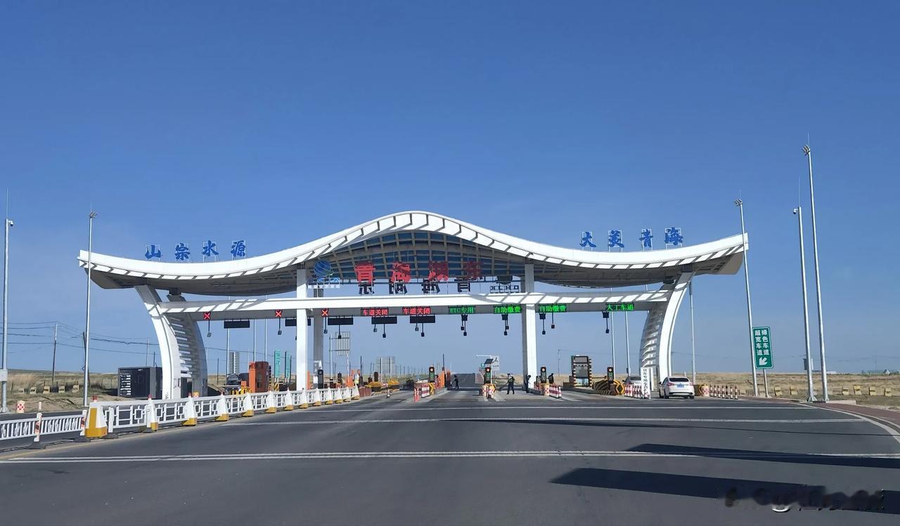 这是五月末青海湖的样子拍摄于青海省首条旅游公路倒湖茶旅游公路倒淌河至黑马河