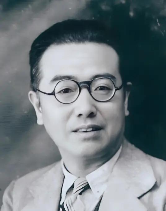 1966年，大庆油田发现者谢家荣吞下一整瓶安眠药，在睡梦中离世，第二天，妻子吴镜