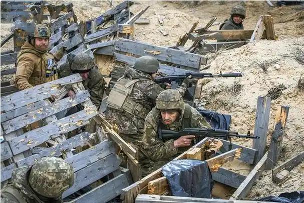 俄乌打了四年多，一个扎心真相被彻底揭开。俄军坐拥世界前三的军工底蕴，却连乌克