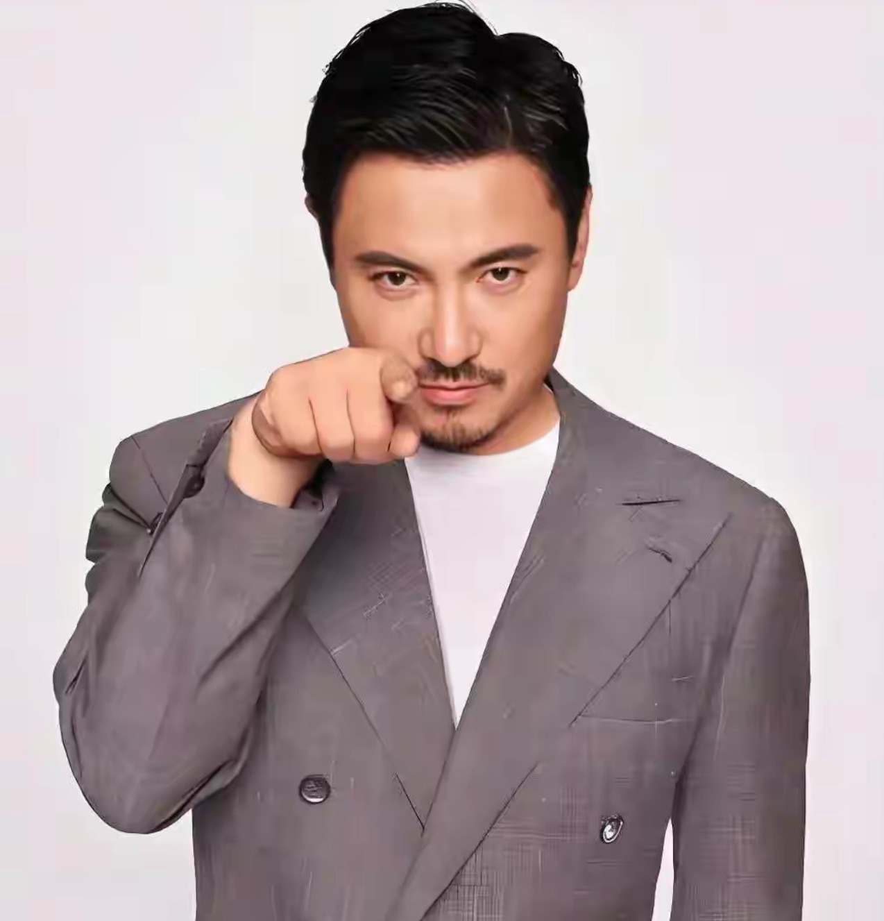 沈腾的善良，是有门槛的。在《王牌对王牌》录制现场，一个新人为了镜头，生硬地打断了