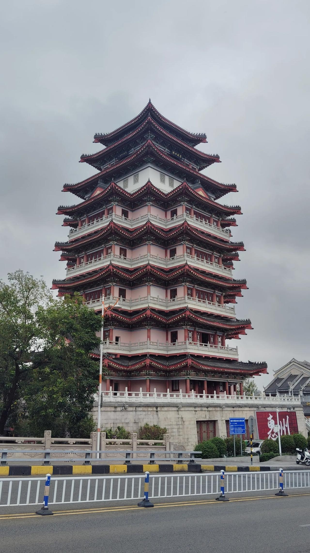 目前我国社会面临三大不正常现象，让人不得不警惕起来：一是越来越多人遵循古人思