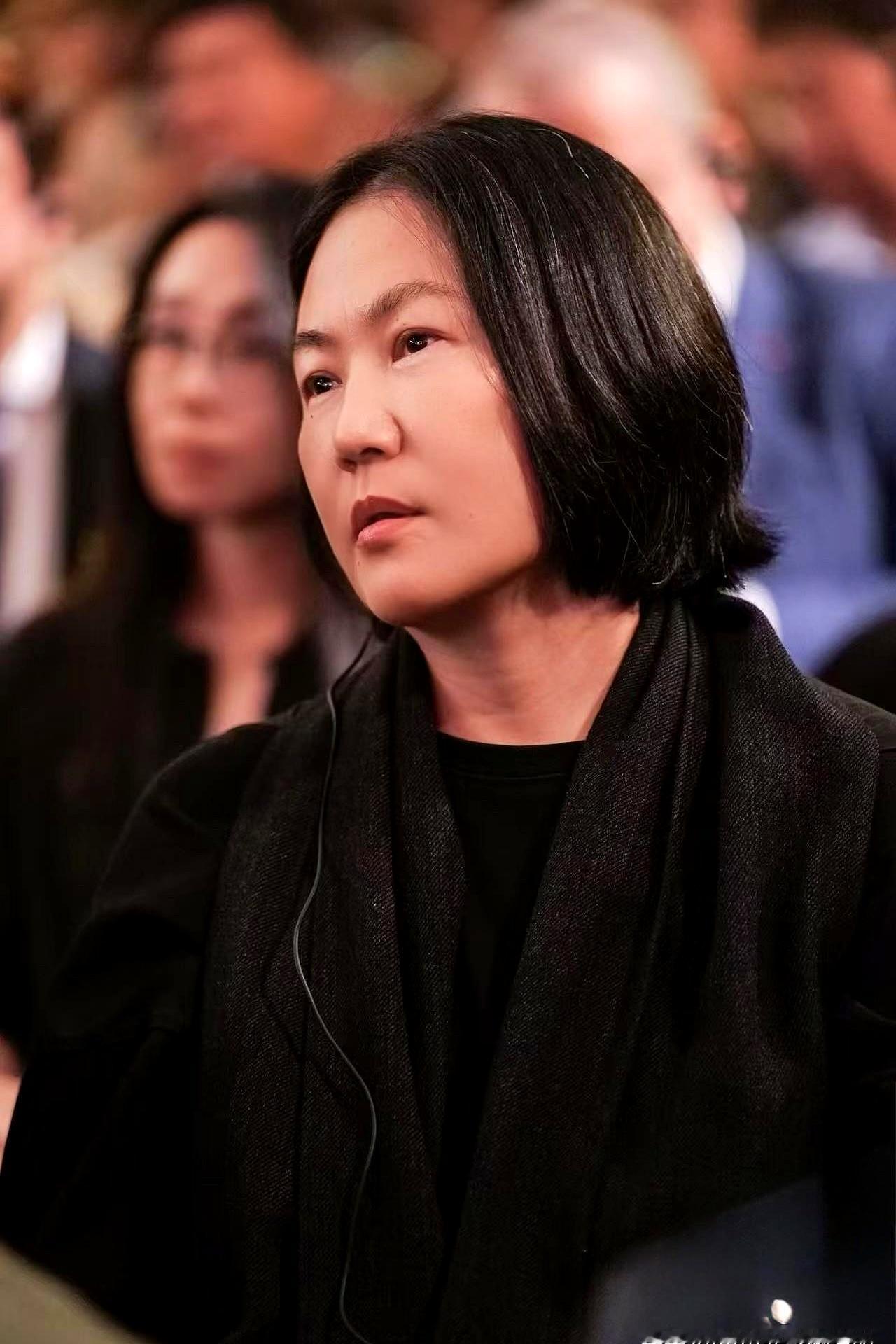 窦唯前妻高原要在北京地坛书市办活动，同台嘉宾竟然是窦唯当年的初恋姜昕。有网友看热闹不嫌事大，在评论区