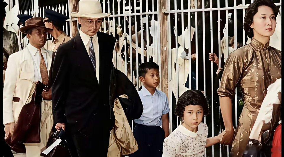 这是钱学森归国时的真实一幕，并非由演员扮演，而是货真价实的历史真品！这张老照片，
