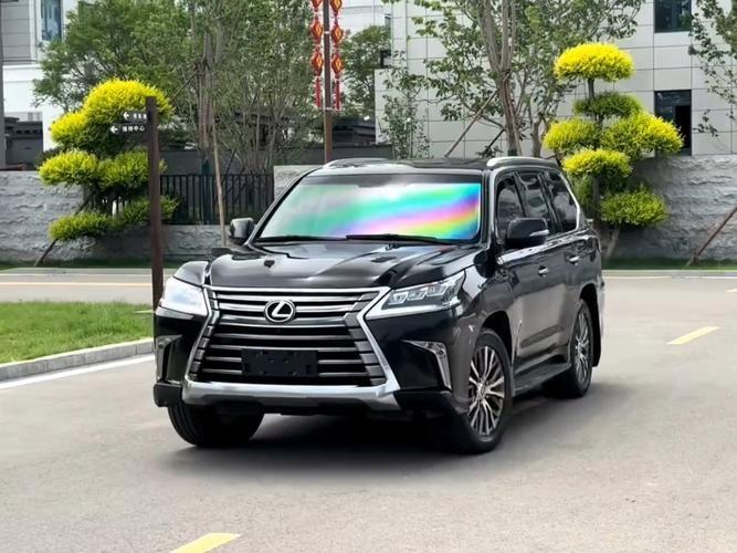 云南普洱市服务区加油站，一辆雷克萨斯LX570车，悬挂一幅外国的牌照，加了107