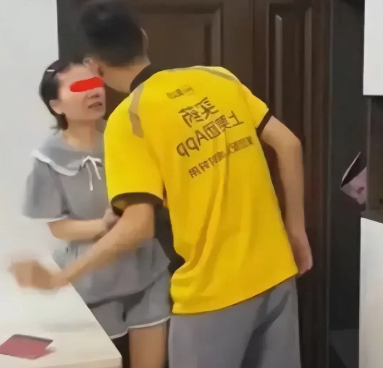 “又一个扶弟魔！”2023年，河南，一男子跑外卖赚了30万元后，全部交给了妻子保