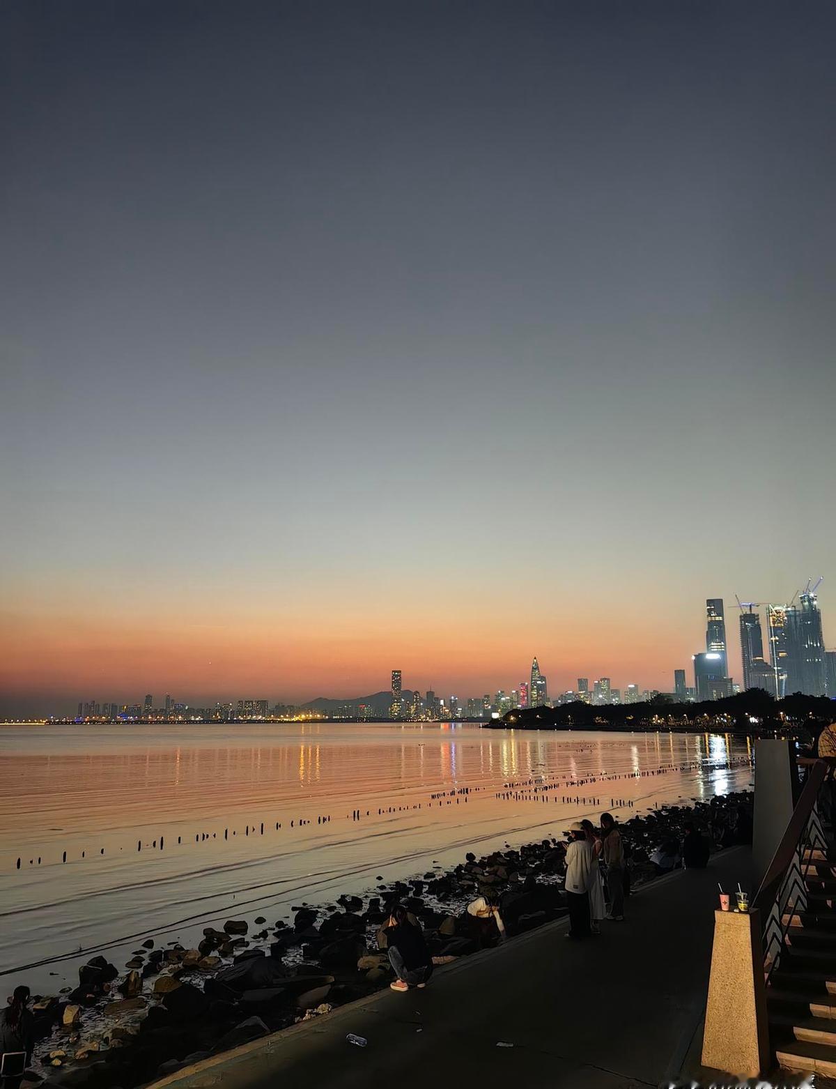 现在的职场最大的“阳谋”不是内卷，而是这帮年轻人学会了“精神离职”！看着工位上