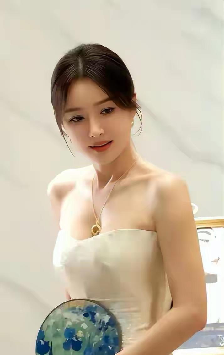 秦岚今年已经48岁，依旧选择单身没有成婚，早年父母接连生病离开，没了长辈牵挂，日