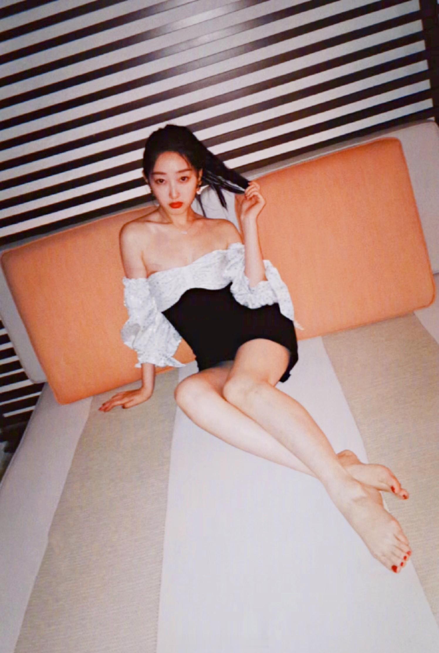 蒋梦婕美腿私服写真