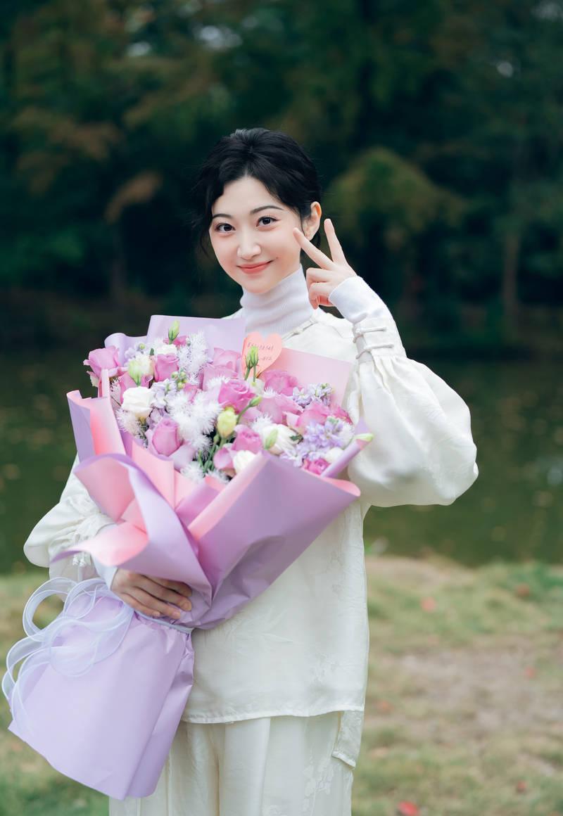 景甜杀青了，新剧《长街长》没糊的迹象。捧花是非遗缠花，衣服是宋褙子改良，五万块