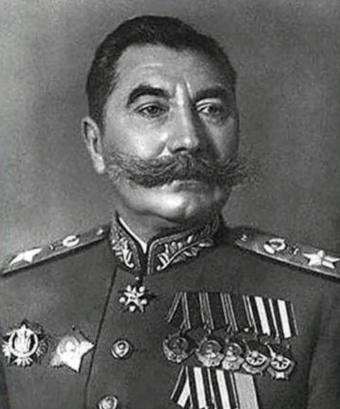 🌞1939年，苏联内务部的人突然包围了布琼尼元帅家。面对这群冲进来的武装人