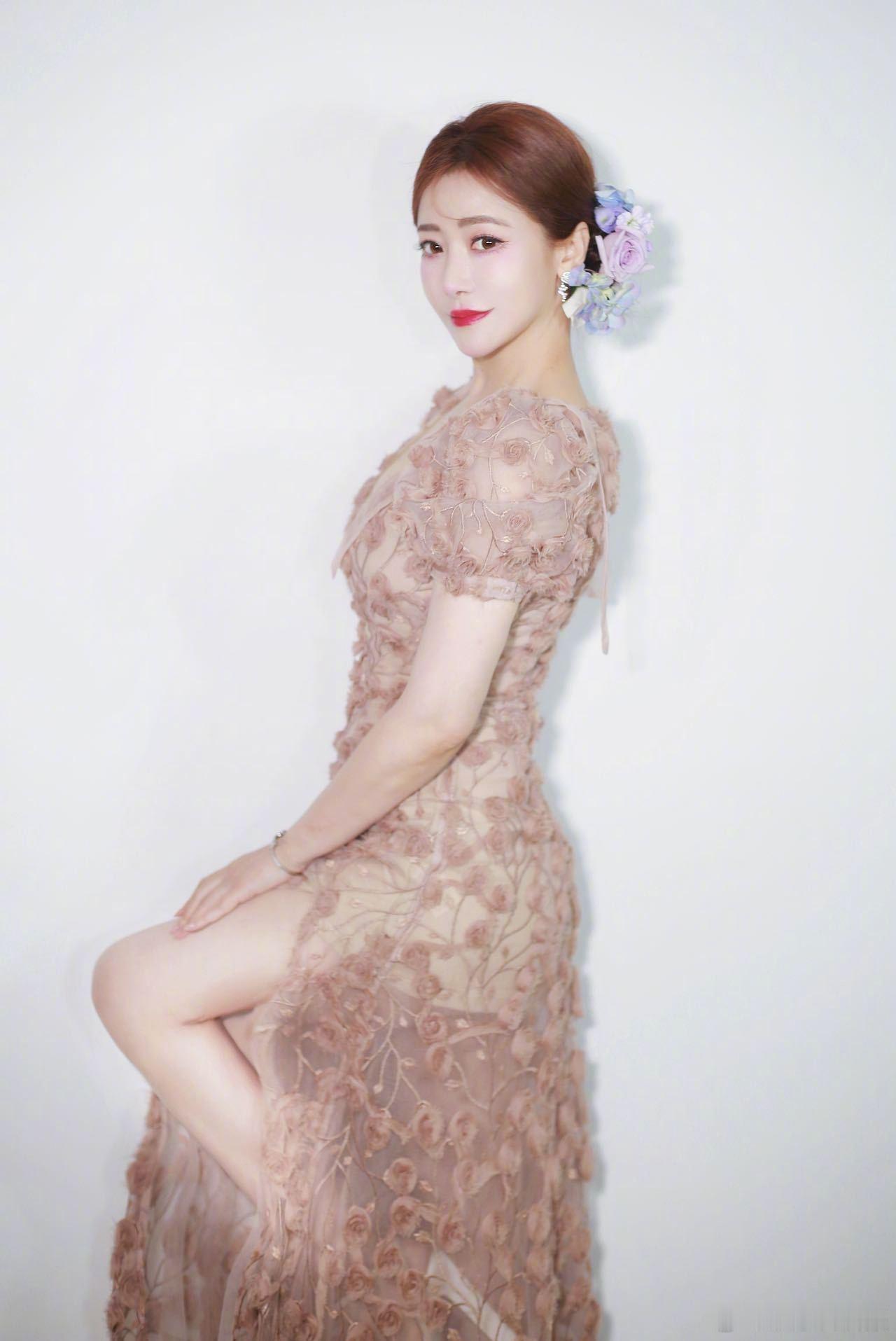 陈紫函花仙子出席某品牌活动，身穿烟熏玫瑰礼服裙，用鲜花做头饰点缀，温婉动人，人