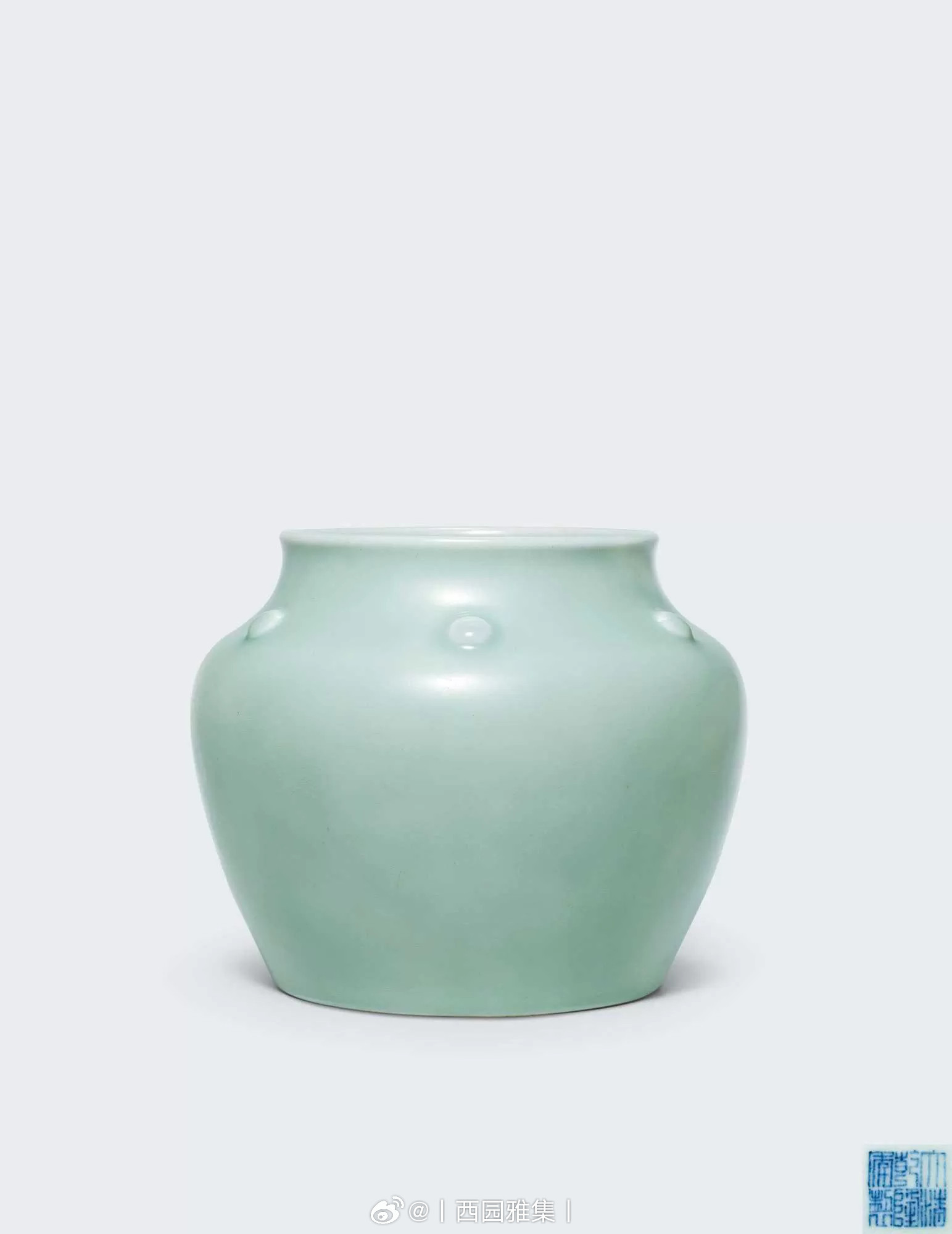 悦色集|清乾隆青釉鼓钉尊本品敞口，短颈，直弧腹，造型庄重，肩部装饰一周乳钉