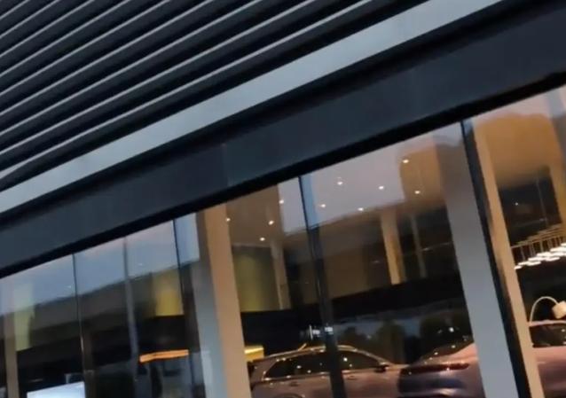 想钱想疯了！安徽合肥，男子买车前去4S店试驾，全程有销售陪同，听他指挥，没违章也