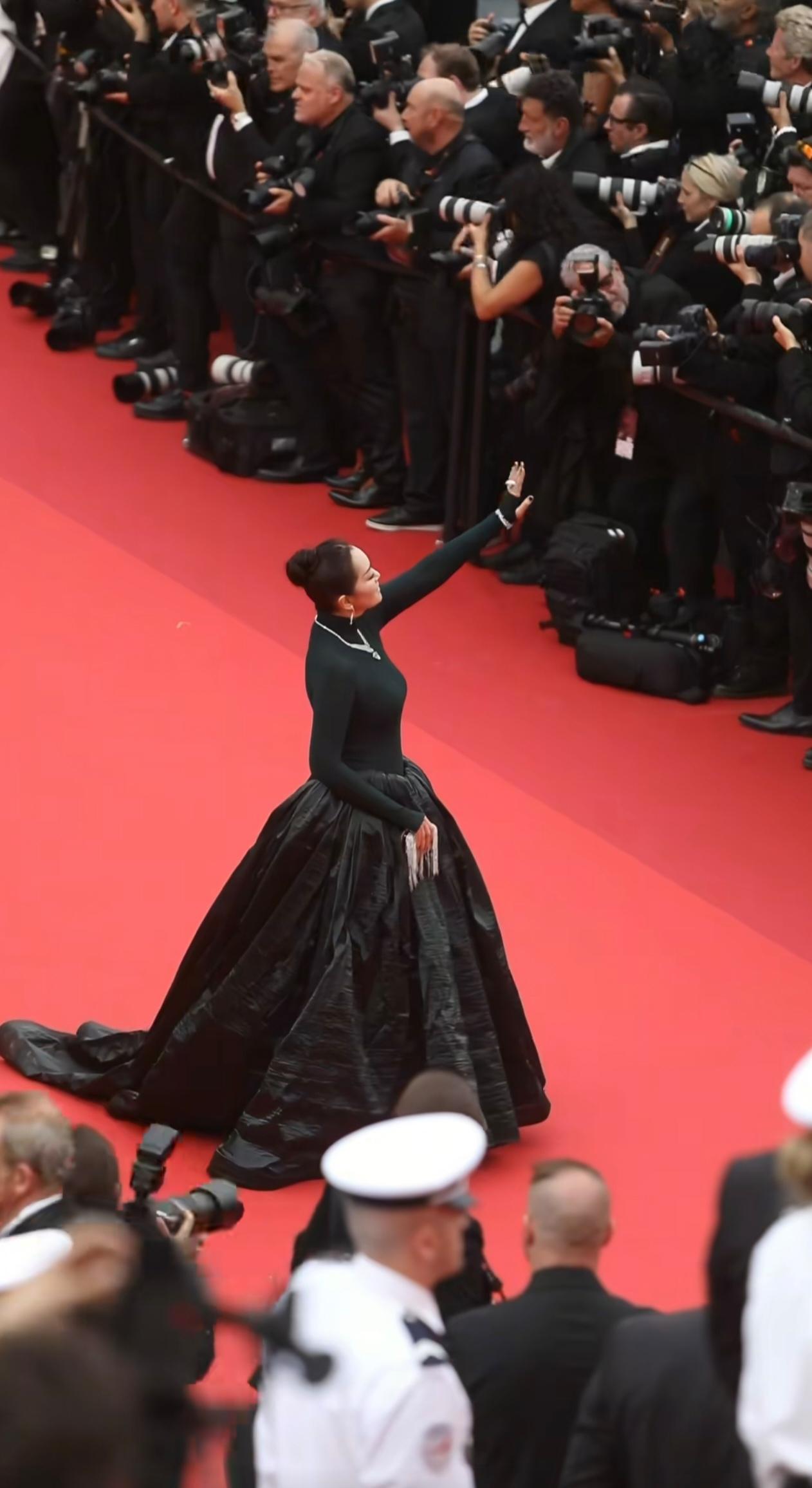 谁能不爱巩皇啊！巩俐的国际影坛地位真的从来不用多说，身为戛纳终