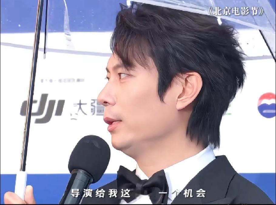 艾伦夸戚薇的时候，旁边那位的表情亮了网友果然都是火眼金睛，总能发现一些有意思