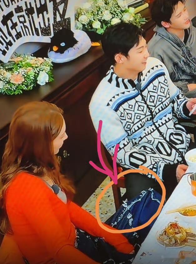 腿搭腿名场面引爆全网！金晨黄景瑜再炒CP，狗仔预告恋情引全民破案1.综艺