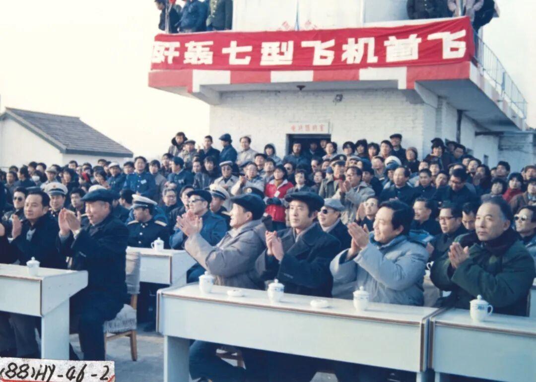 当时是不是还叫“轰七”？1988年12月14日，“飞豹”首飞——当时，由于地形匹