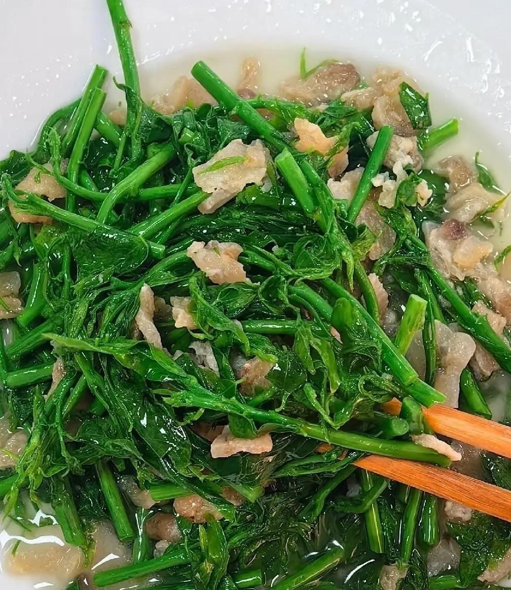 和朋友下馆子，吃到盘好菜，绿油油的茎和叶，配着肉炒，清爽又香，咱也不认识啊？家人