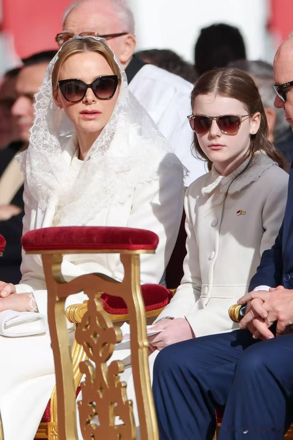 摩纳哥加布里埃拉公主承袭母亲夏琳王妃的身份礼遇，身着典雅白色礼服，正式会见教皇利