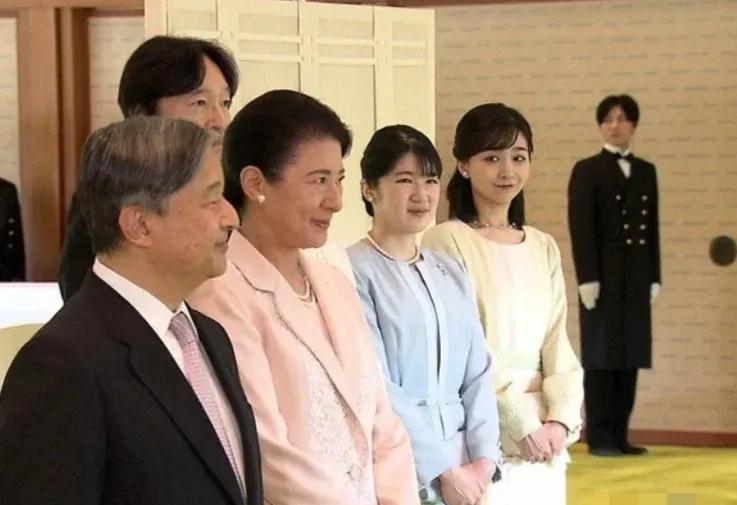 佳子公主巴西归来，陪爱子亮相茶话会佳子公主从巴西访问归来，累到休息了一天，然后