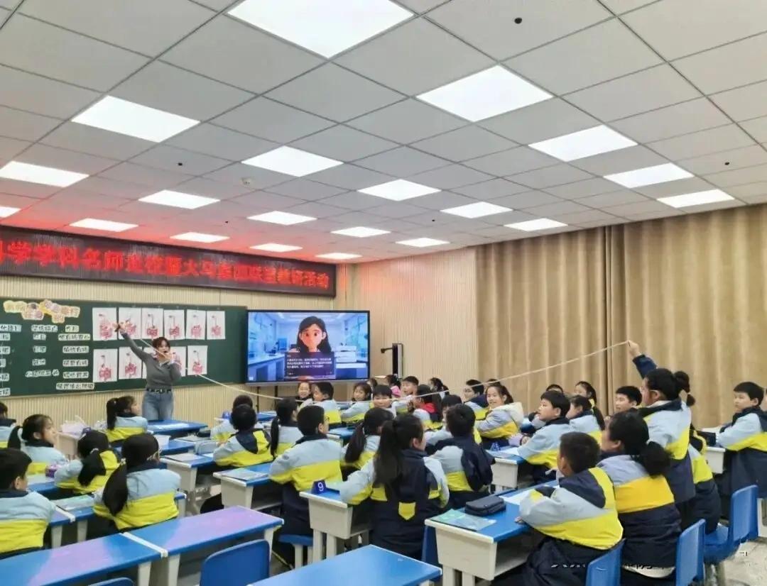 老教师如何才能保住体面和尊严，年纪大了上课也不用闹心刚头条刷到一个50+老师博