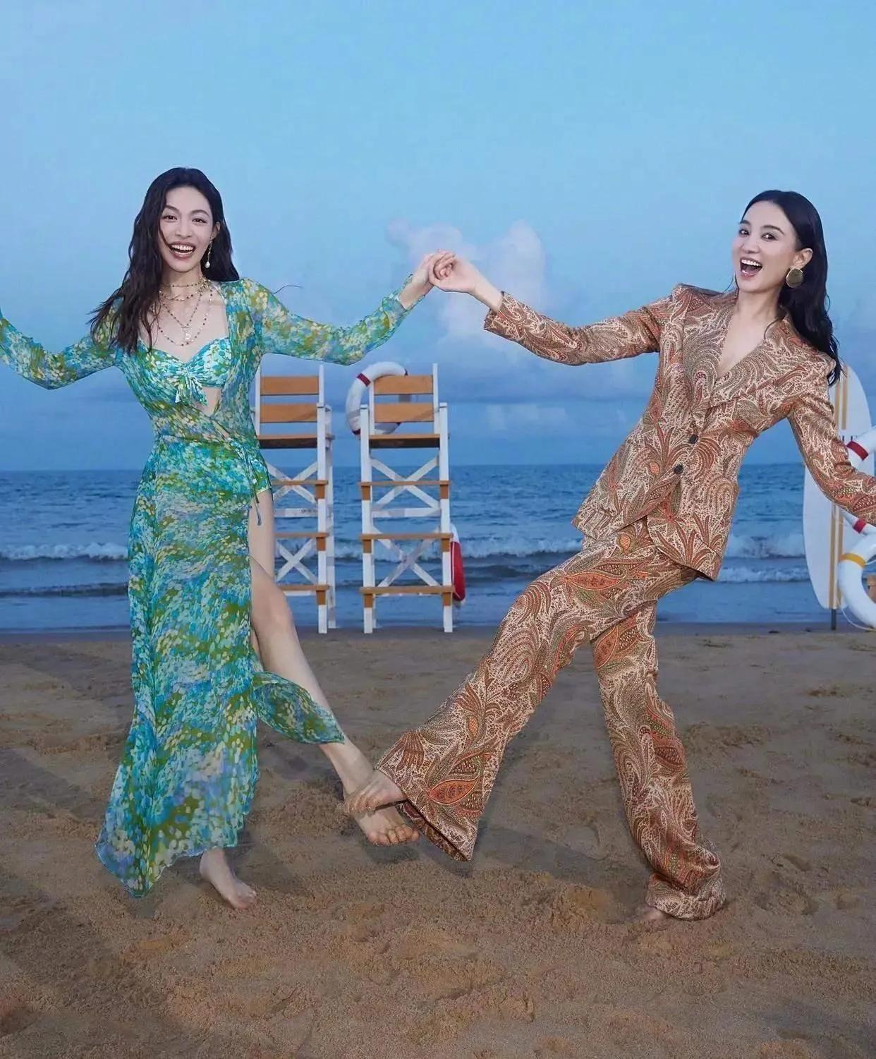 宋佳身材绝了宋佳这组海边大片杀疯了！复古西装套装适配度拉满，阔腿裤藏不住大