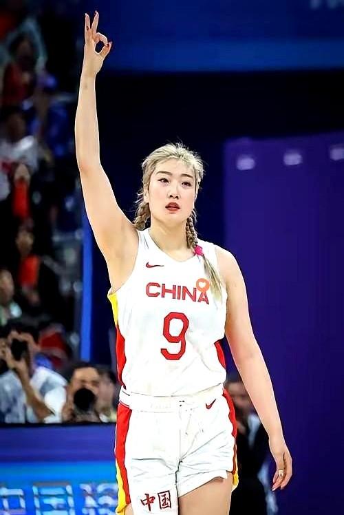 李梦发声回应争议，一句话直指体坛舆论核心。8月12日，这位女篮核心在落选集训
