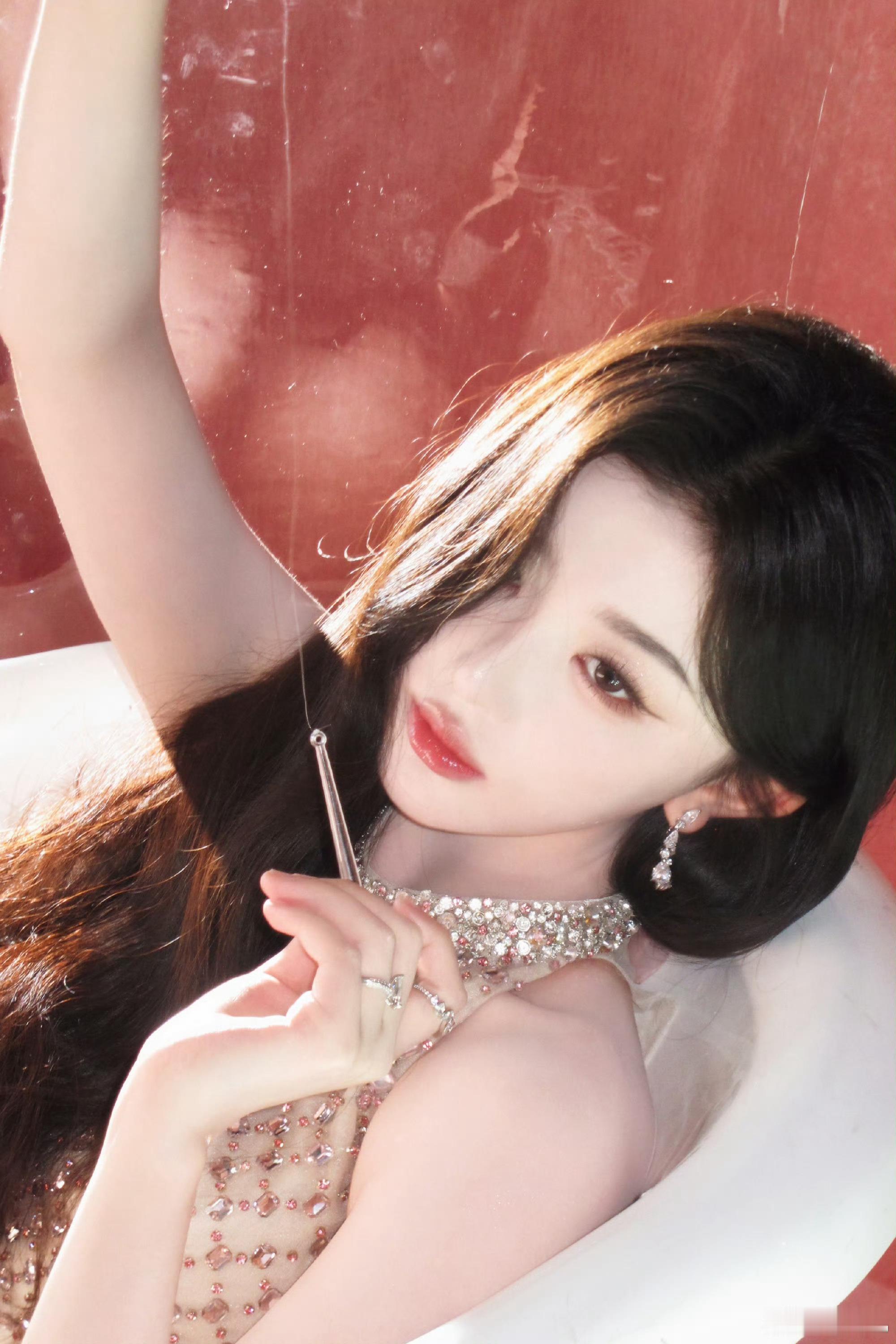 孔雪儿清透甜桃妆被孔雪儿狠狠美晕！水光感妆容清透灵动，自带贵气氛围感，优雅魅惑兼