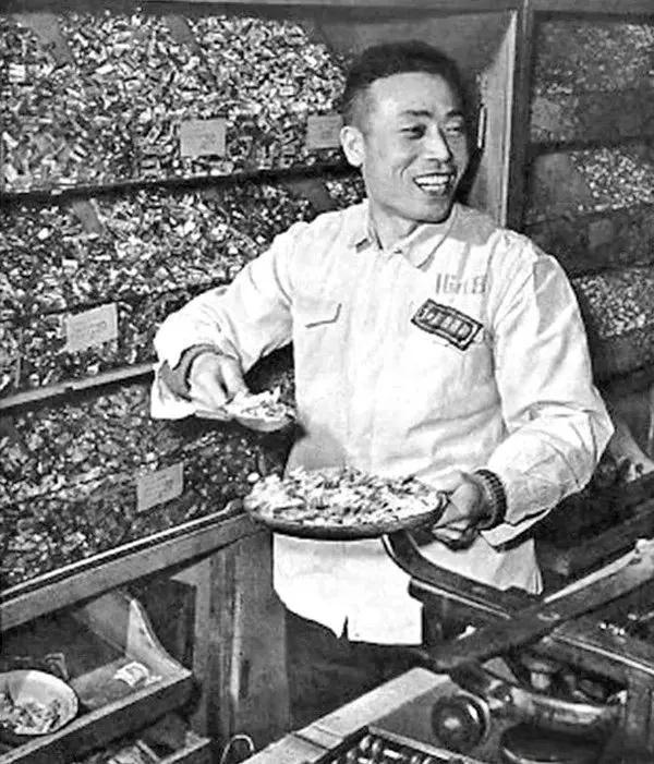 1963年，北京百货大楼内的糖果专柜。劳模张秉贵练就了“一抓准”和“一口清”的过