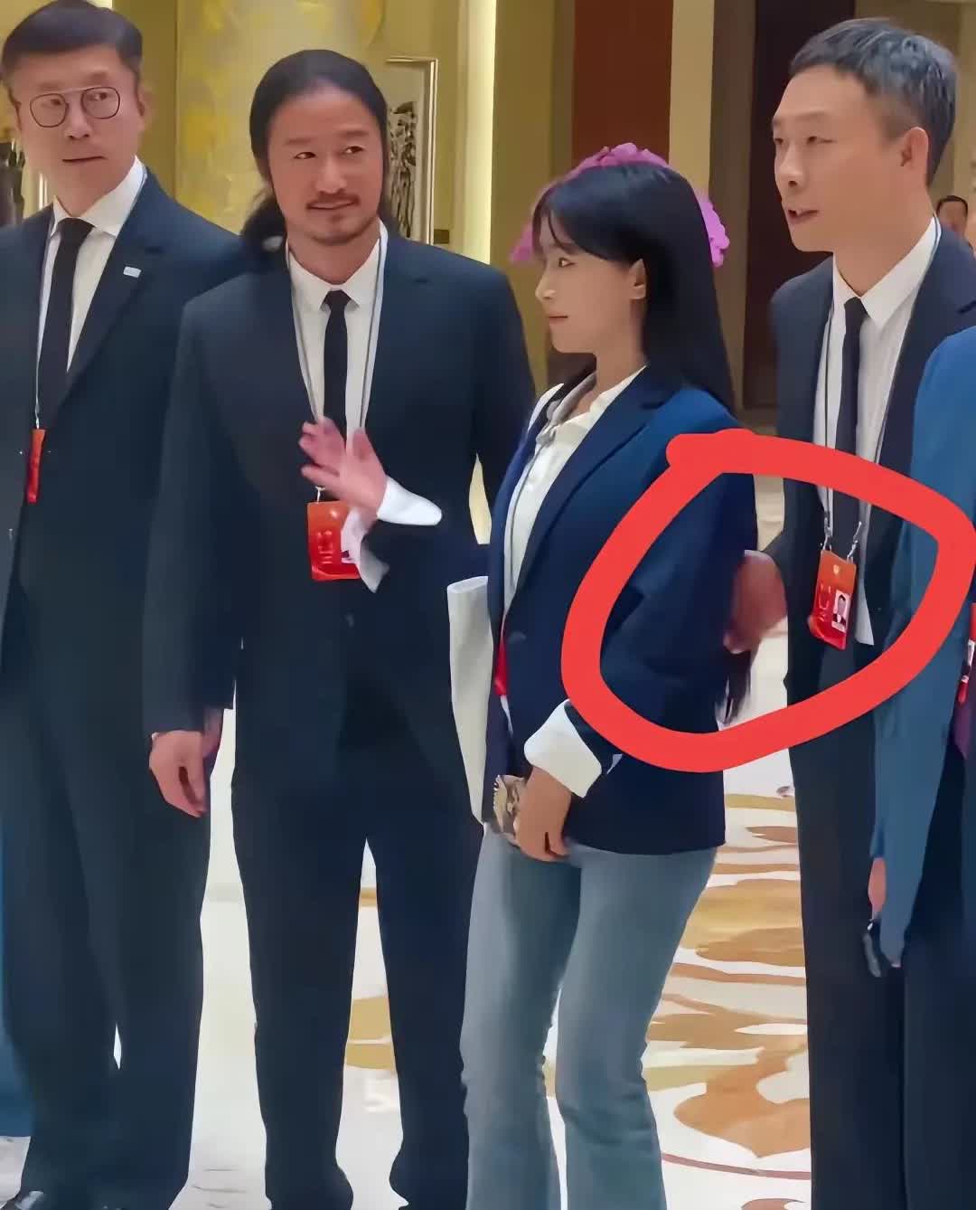 一个动作，却意外暴露了张译的人品，合影的时候，李子柒盯着镜头太专注