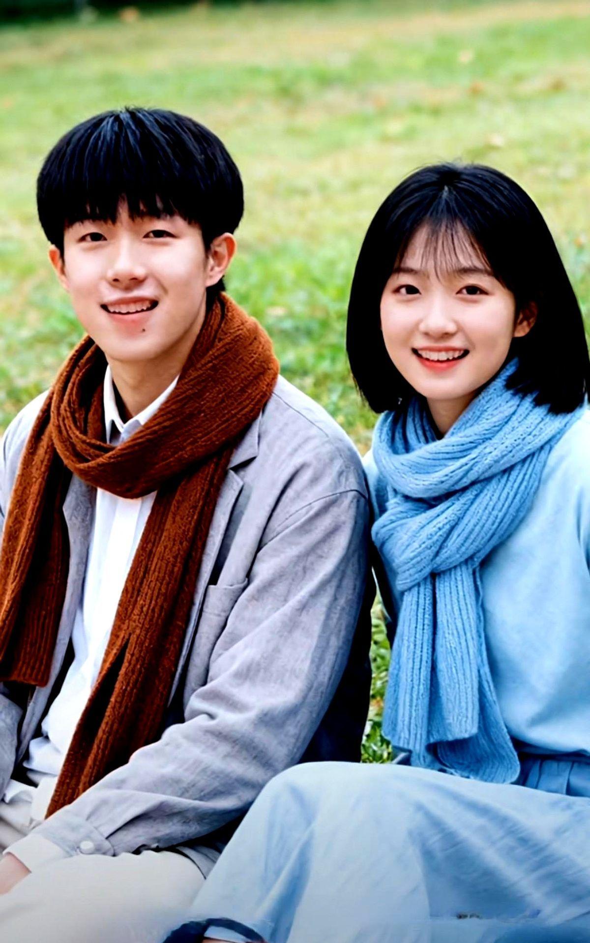 孙颖莎和王楚钦没穿球衣，穿的是网友的脑洞。黄土坡上俩人扛着拍子，棉袄破得像刚从