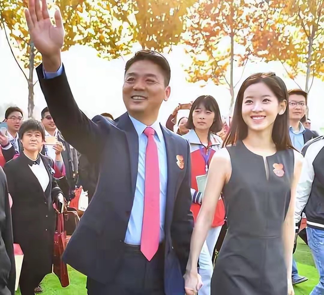 章泽天现身新加坡F1，戴3000块帽子穿1500T恤太低调，合照没站C位​