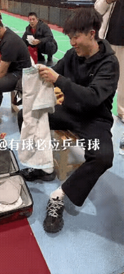 鹰眼，鹰眼，全是鹰眼！王楚钦一觉醒来天都塌了，评论区更是沦陷，万万没想到头哥在赛