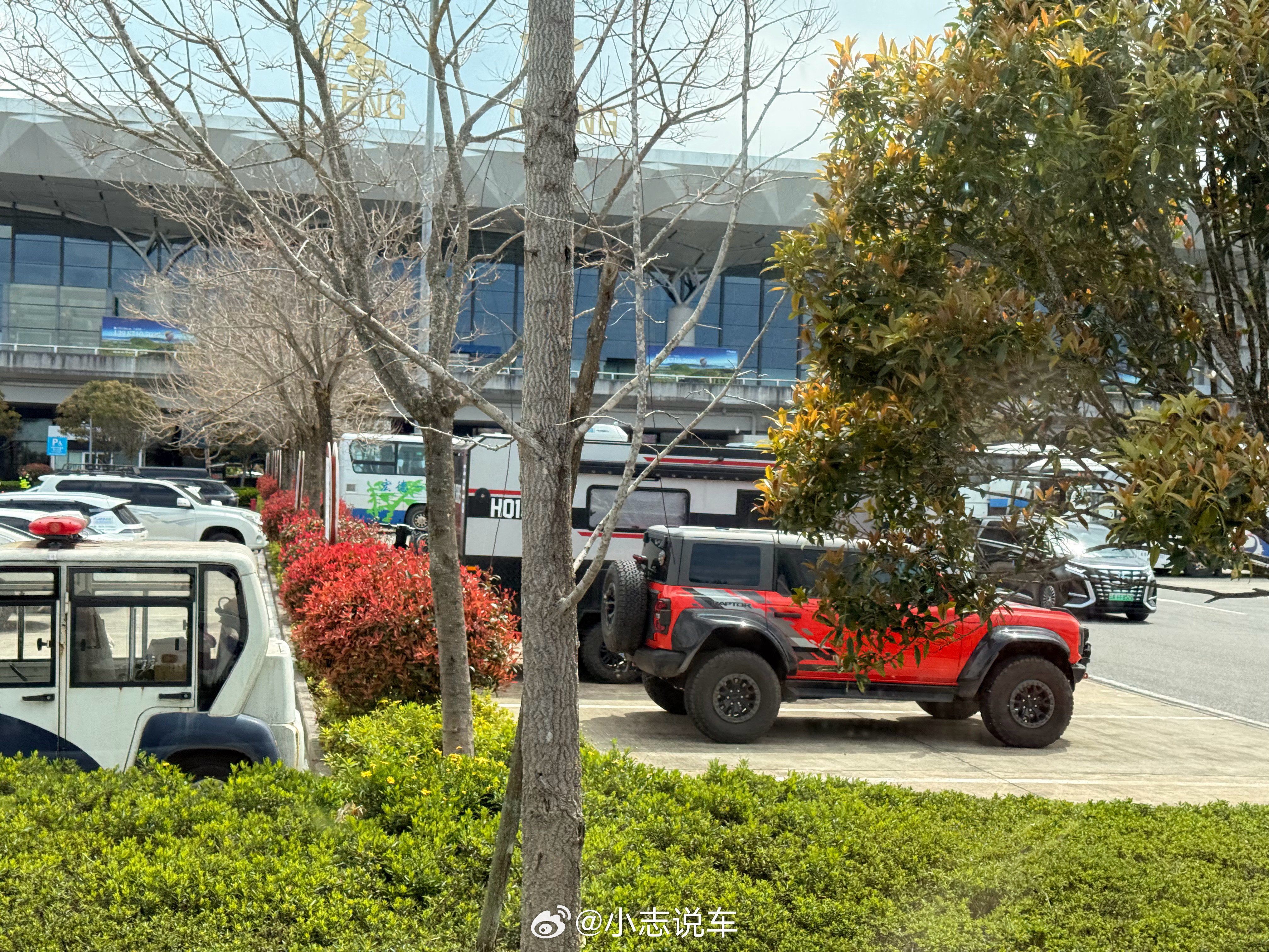 广州大哥会玩～一辆福特Bronco烈马+黑系HQ19越野拖挂房车～就放在机场✈️