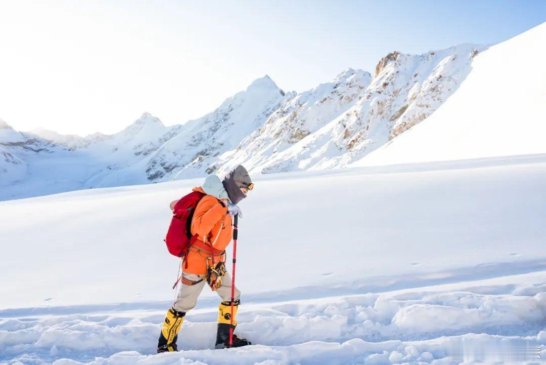【这一生，你得尝试一次雪山攀登！】当登山者在雪山之巅扬起旗帜，镜头背后的记录者正