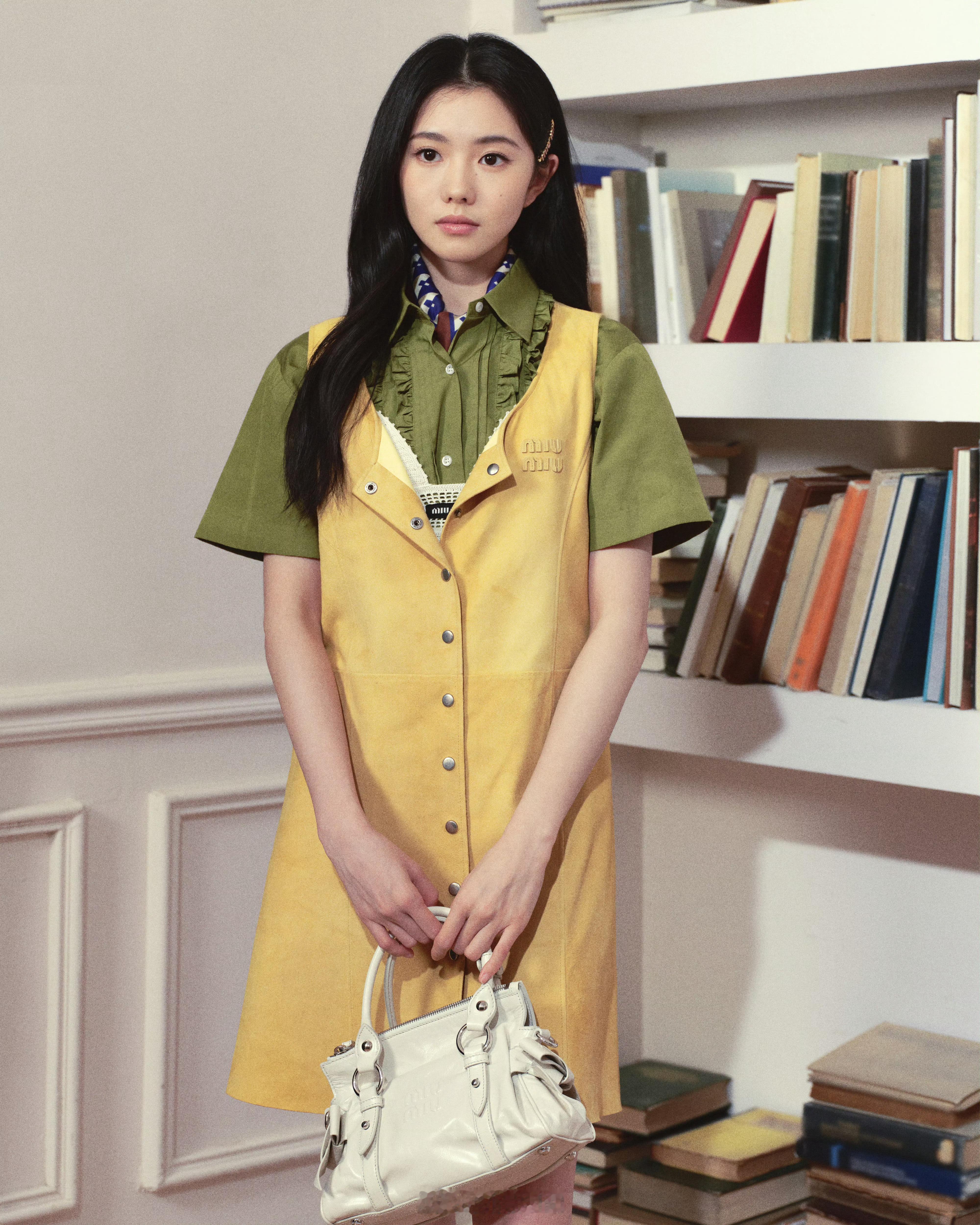 MiuMiu品牌大使们又来卖包了，这次大家都拍的挺一般的