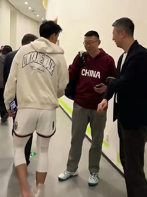 林葳应该和王俊杰学一学，不能光会打球，也得学会如何沟通！男篮击败澳大利亚赛后