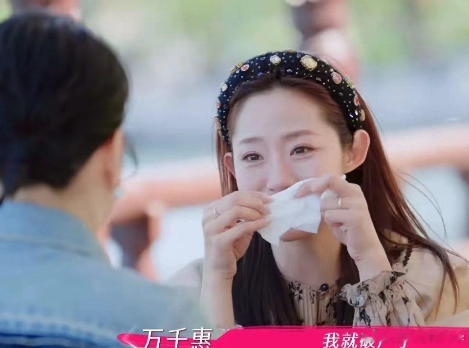 万千惠对主持人周洲说：“我一个月如果只直播两场的话，3个月后我就破产了，我成本太