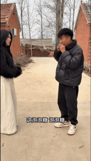 秘密被美女发现，小伙赶紧装着吃泡泡糖！