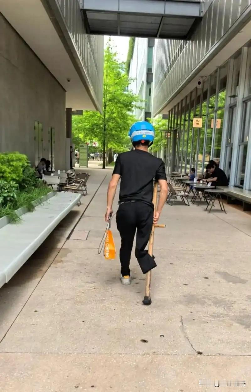 短剧都不敢这么演！上海，残疾男子被亲戚忽悠，声称他在“上面有关系”，可以帮男子谋