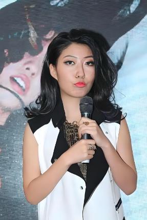 曲婉婷为什么要回国来发展？这是我见过最好的回答：曲婉婷在国外混不下去了，缺乏