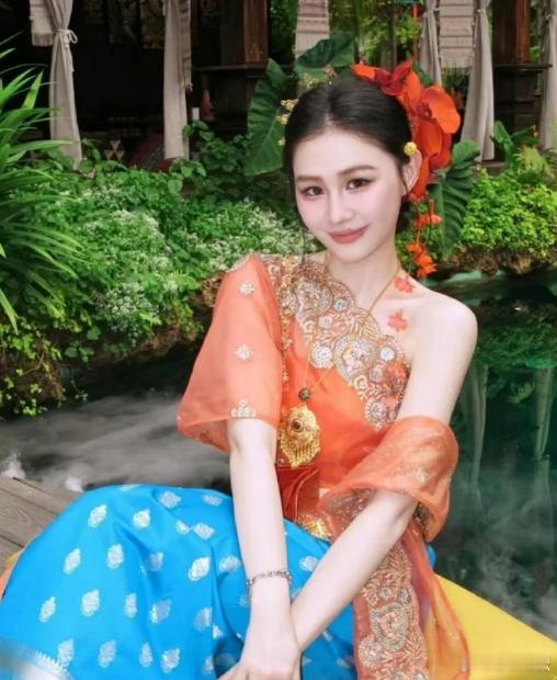 金靖瘦了之后五官都清晰了，现在眼睛好大