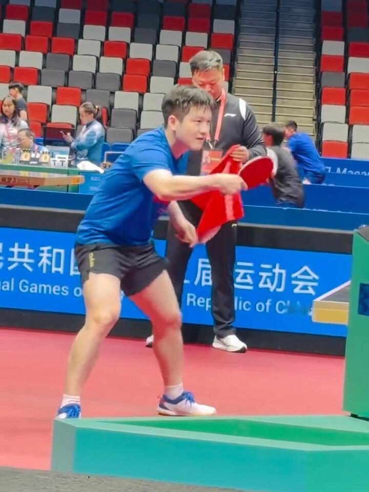 樊振东上场帅气十足，满头大汗的乖宝，看着就很开心，超级不错的东哥，又见到了！帅