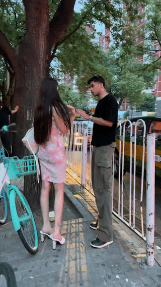 还是第一次见到拒绝和老外搭讪的女人？像这样的姑娘可真是不多见啊！搭讪拒绝