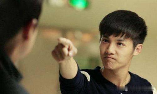 家长和正上高中一说就炸的孩子相处，最好的方式，就是闭嘴、沉默、不唠叨，不对孩子抱